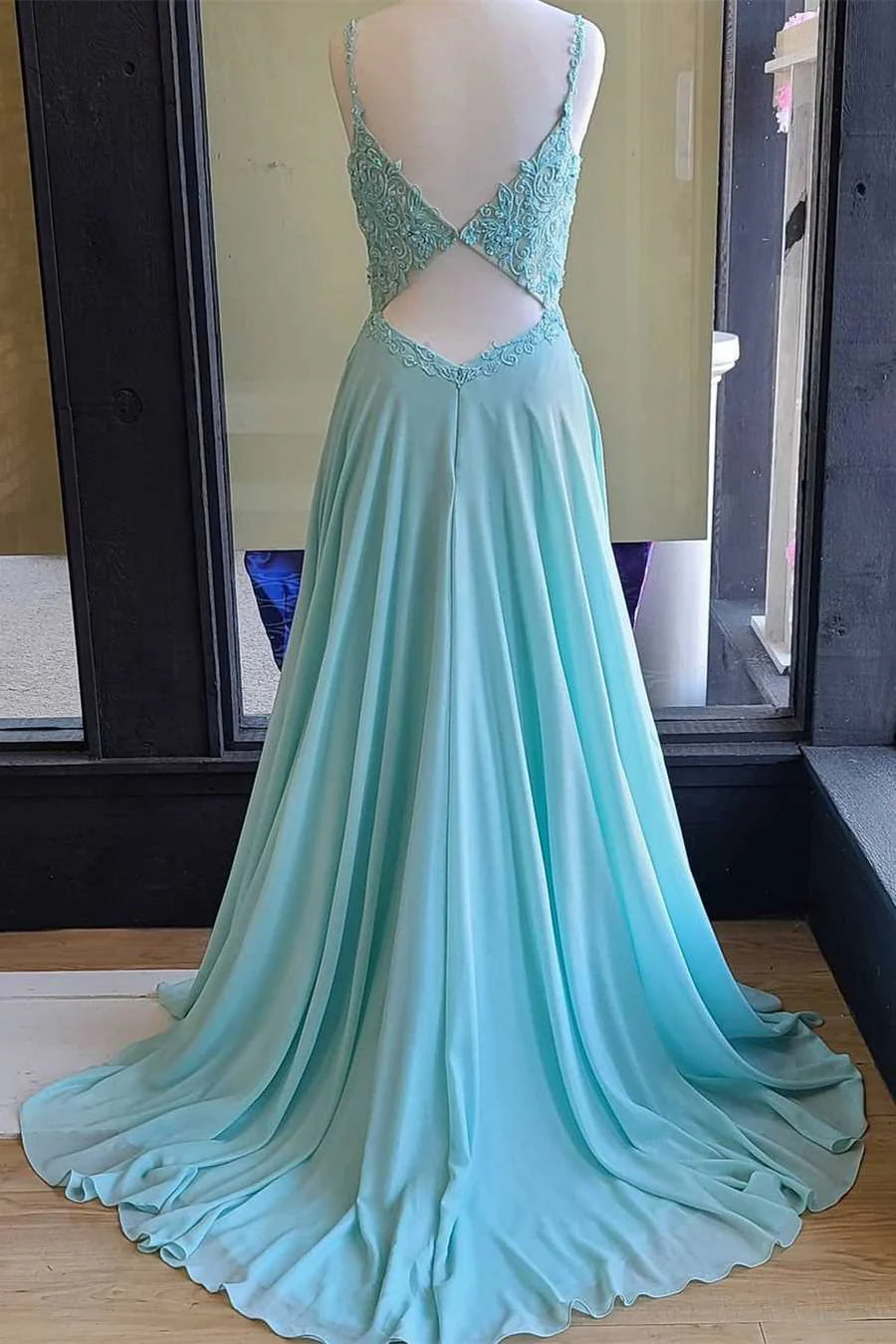 Vestido de fiesta largo de gasa con apliques en forma de A